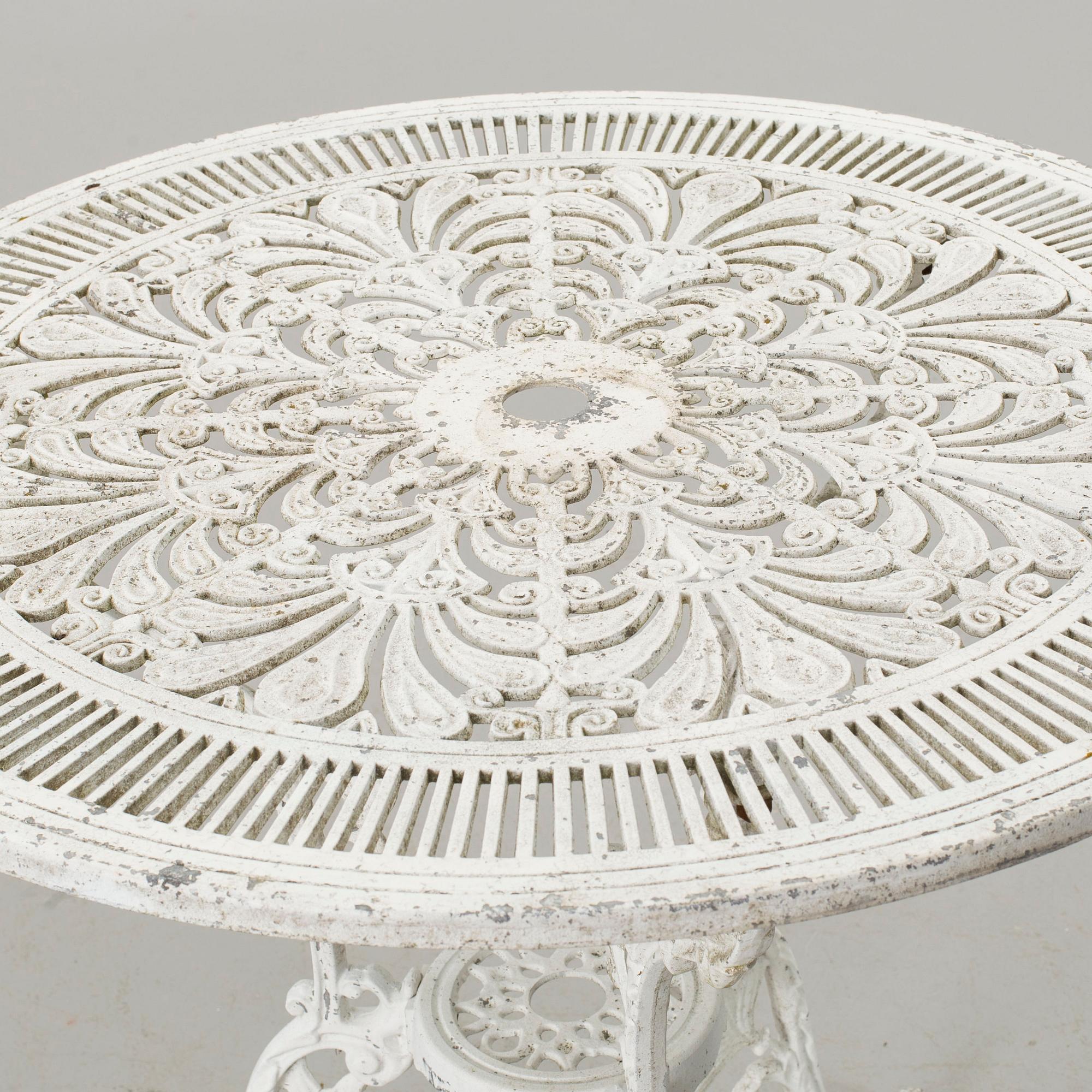 A SET OF FOUR GARDEN CHAIRS AND A GARDEN TABLE, second half of 20th century.