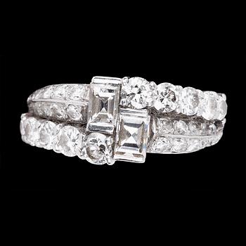 1023. RING, smaragd- och briljantslipade diamanter, tot. ca  2.30 ct.