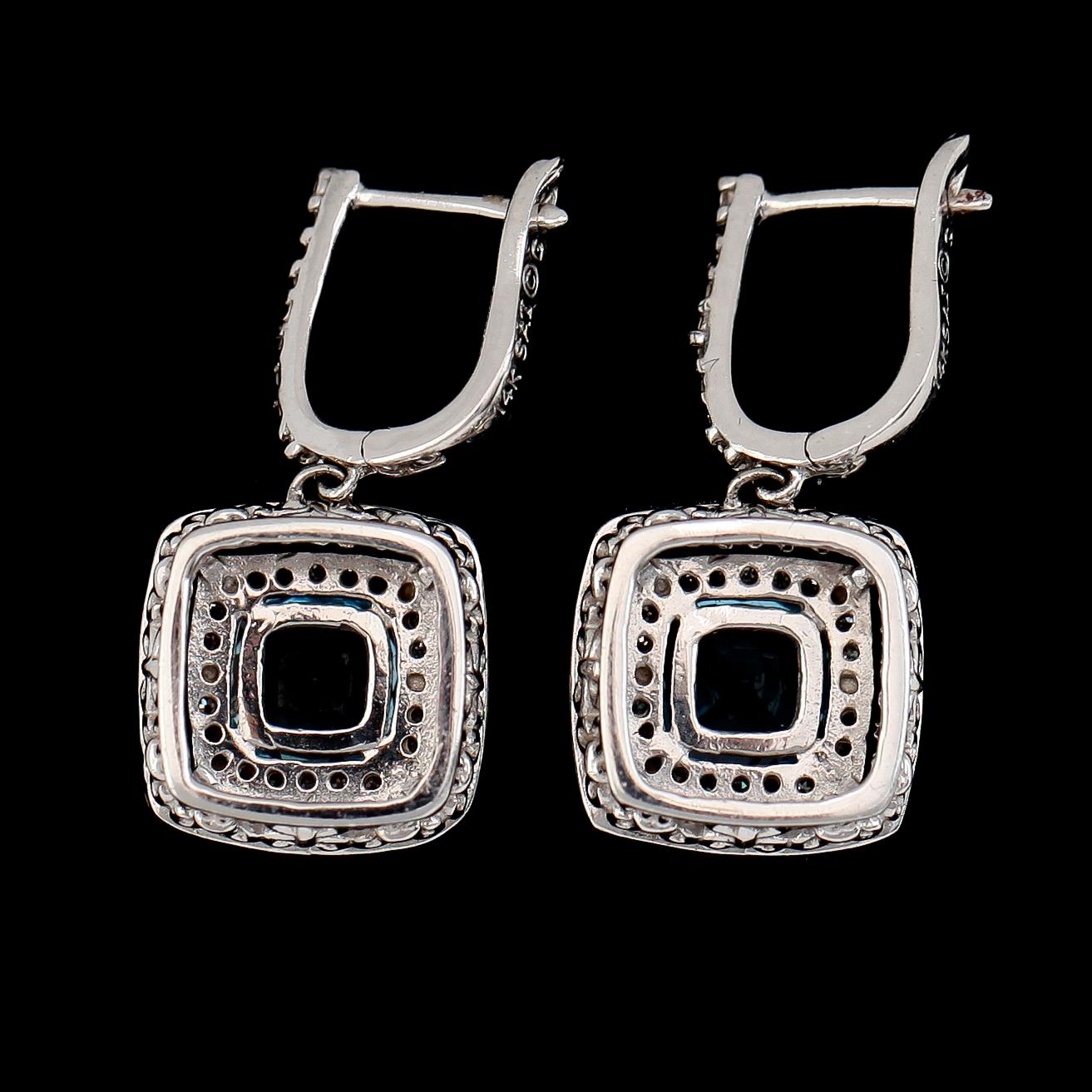 ÖRHÄNGEN, 1 par, 14K vitguld, diamanter tot ca 0.34 ct och topaser.