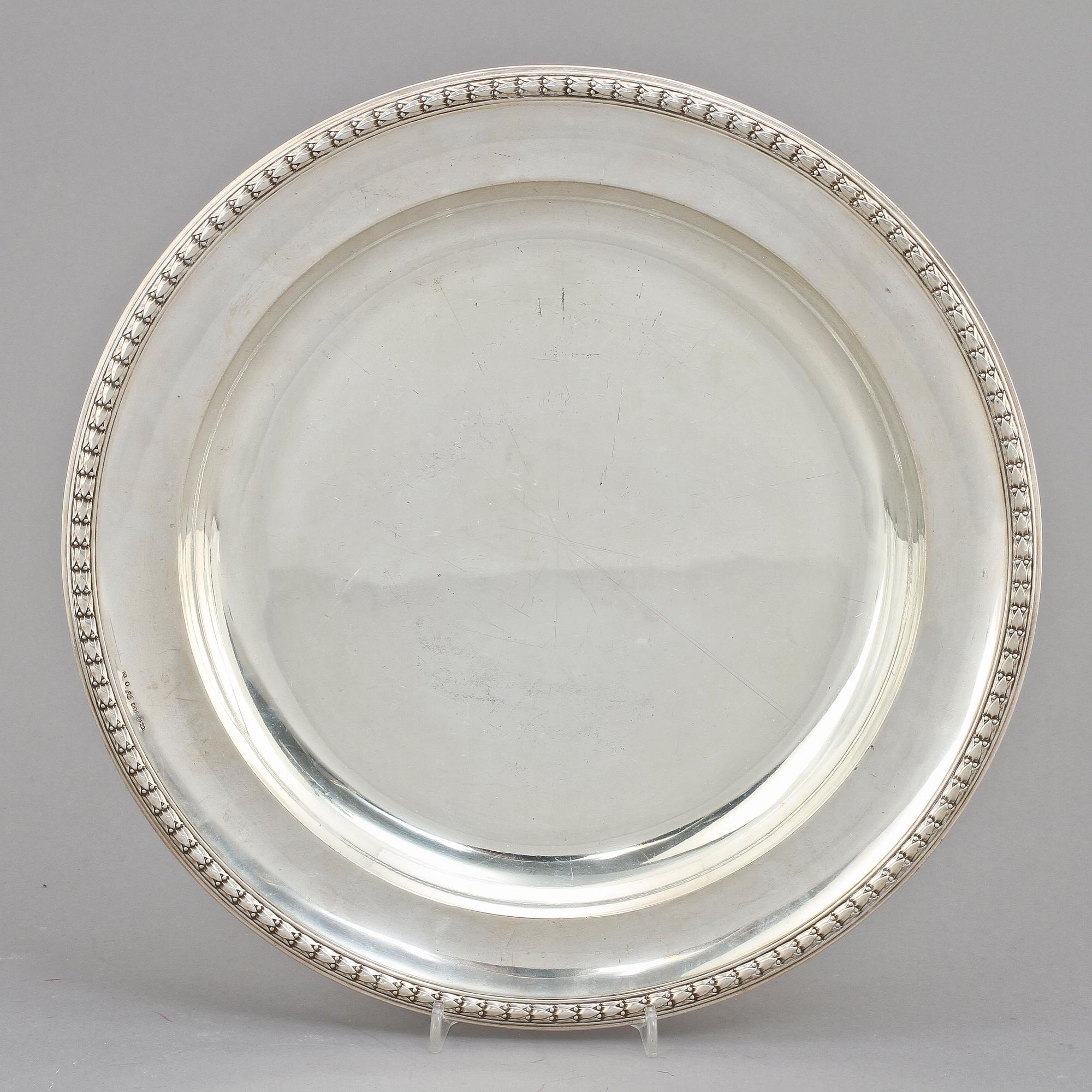 POKAL samt BRICKA, silver, C G Hallberg, Stockholm, 1917 resp 1957. Vikt 891 g.