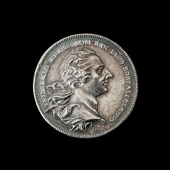MEDALJ. Fred mellan Sverige och Preussen avslutad i Hamburg 1762. Utförd av N. Georgii i Berlin. Silver 3,4 cm 15,3 g.
