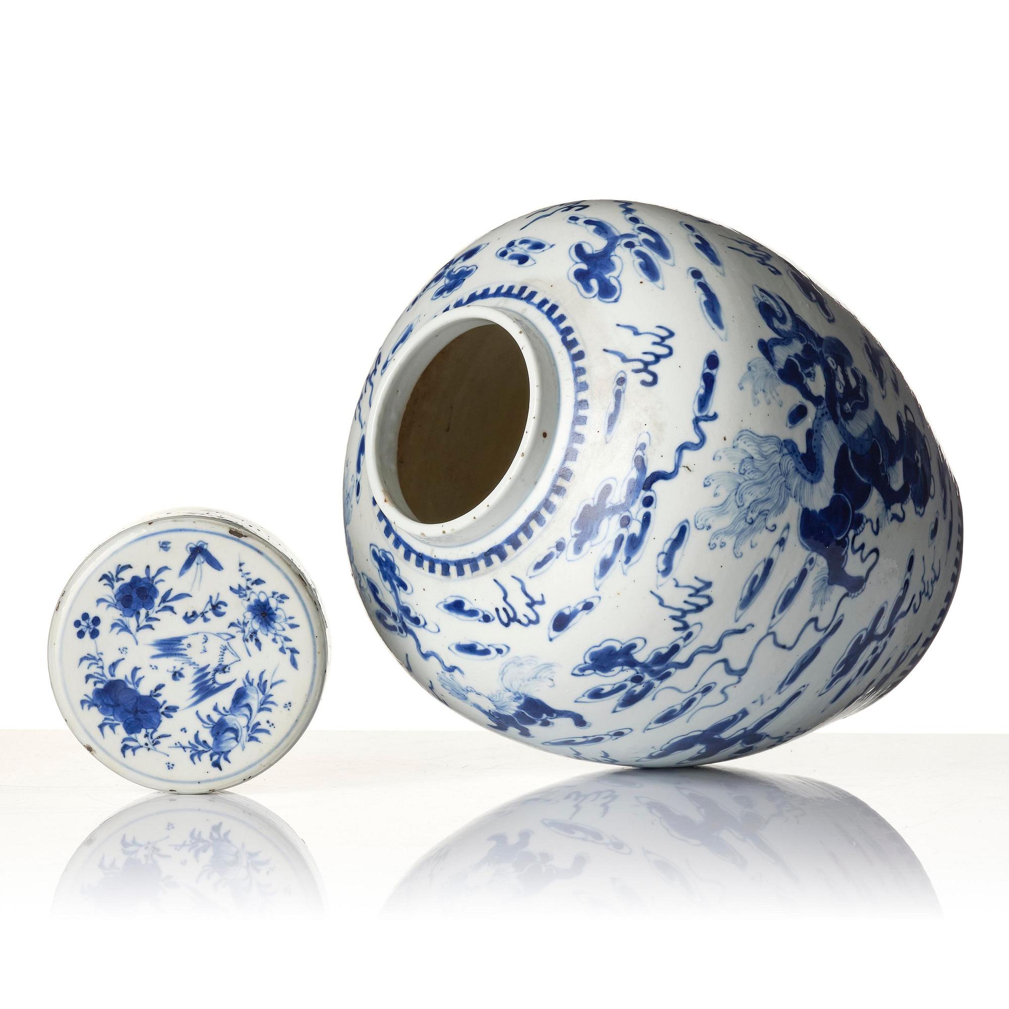 A blue and white jar with cover, Qing dynasty, 19th century.