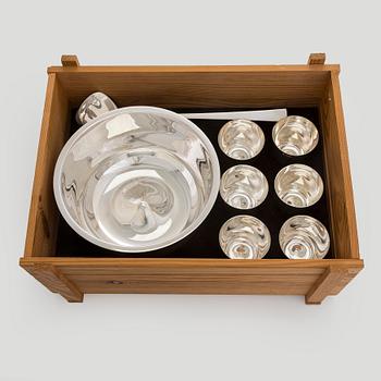 A silver punch bowl with ladle and six beakers, Auran Kultaseppä, Turku 1975-76. In original wooden box.