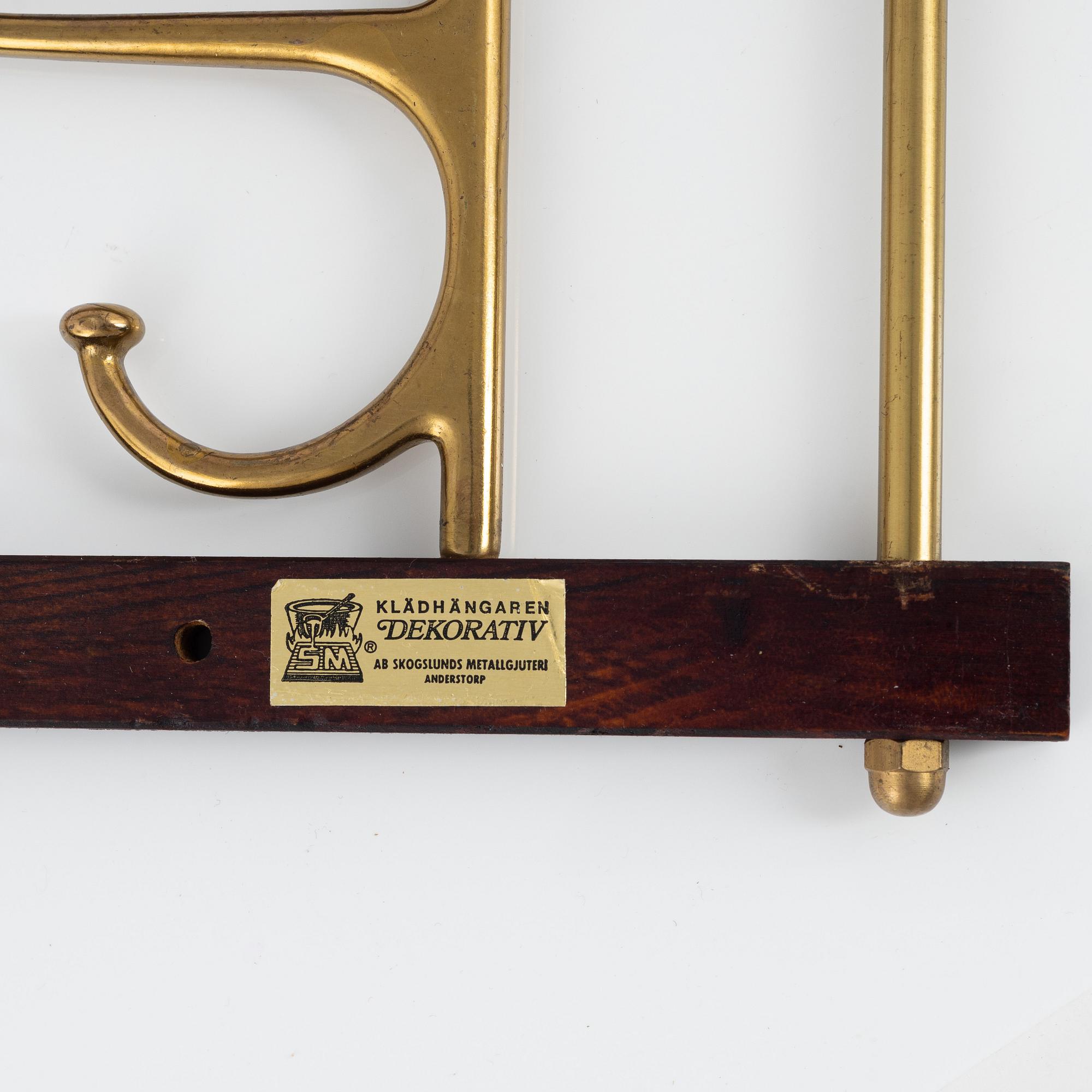 Klädhängare, ett par, "Dekorativ", Skoglunds metallgjuteri, Anderstorp, 1900-talets mitt.