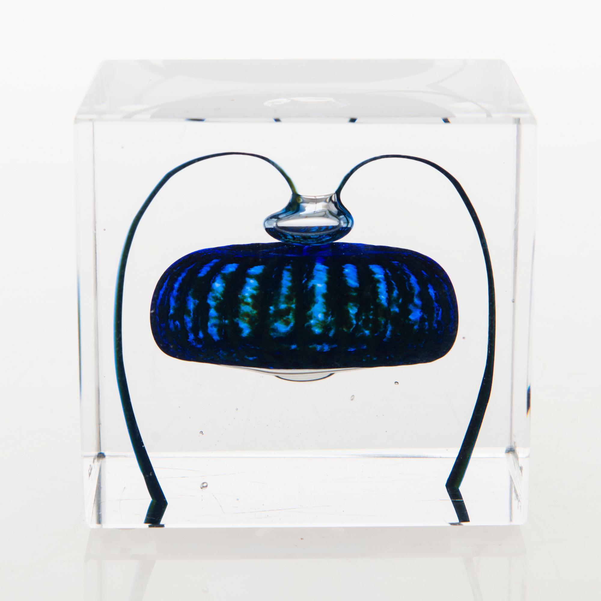 OIVA TOIKKA,  An annual glass cube, signed Oiva Toikka Nuutajärvi, Sampo-Yhtiöt.