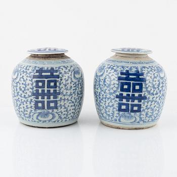 A pair of blue and white lidded porcelain ginger jars, China, Qing dynasty, 19th century.