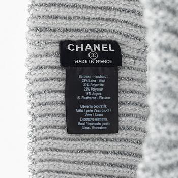 Chanel, a pearl, strass and rhinestone headband.