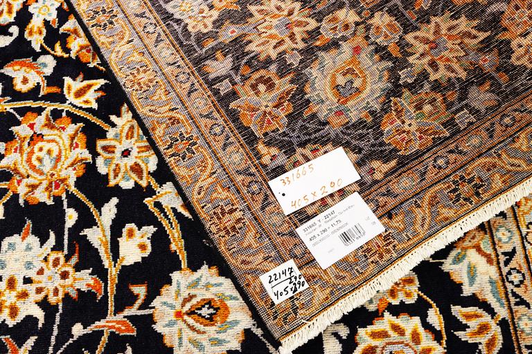 A Kashan carpet, a. 405 x 290 cm.