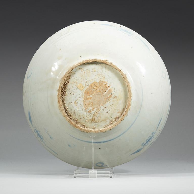 A large blue and white dish, Ming dynasty, Wanli (1572-1620).