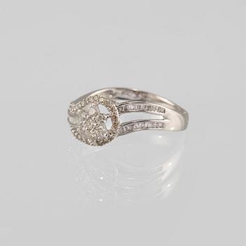 RING, 18k vitguld med briljant och baguettslipade diamanter, 0.47 ct. Vikt 2 g.