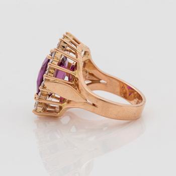 RING med en 9.55 ct obehandlad rosa safir samt briljantslipade diamanter. Certifikat från Gübelin.