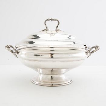 Tureen with lid Louis XV style England silver plate early 20th century.