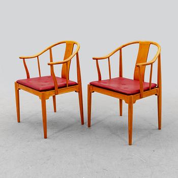 Hans J Wegner, karmstolar, ett par "Kinastolen" för Fritz Hansen, Danmark, daterade 1994.