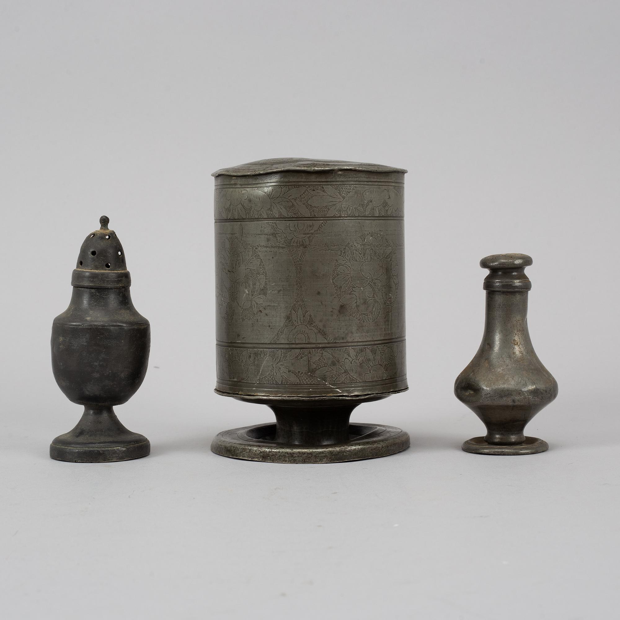 A pewter tobacco box and two shakers, 18th/19th century.