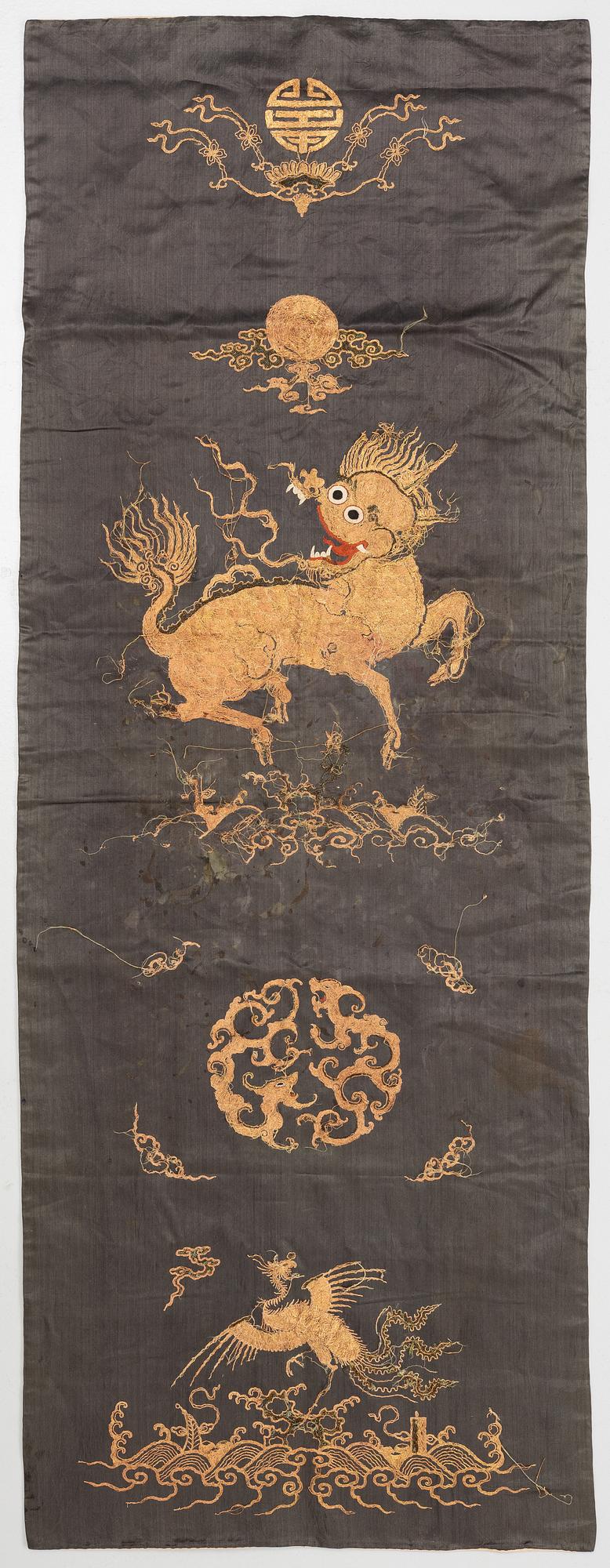 A Chinese emboridered silk chair cover, Qing dynasty, 19th century.