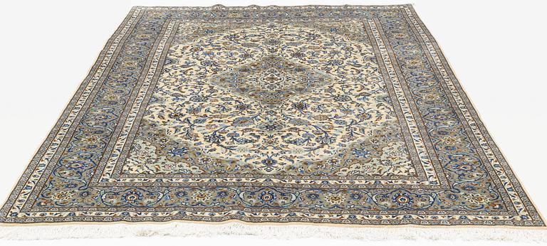 A carpet, Kashan, ca 310 x 205 cm.