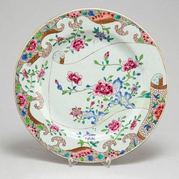 A famille rose dish, Qing dynasty, 18th century.