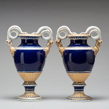 PRAKTURNOR, ett par, porslin. Meissen, omkring 1900.