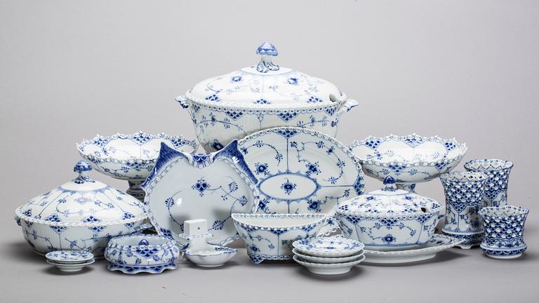 MAT- och KAFFESERVIS, 108 delar, "Musselmalet", helblond, Royal Copenhagen.