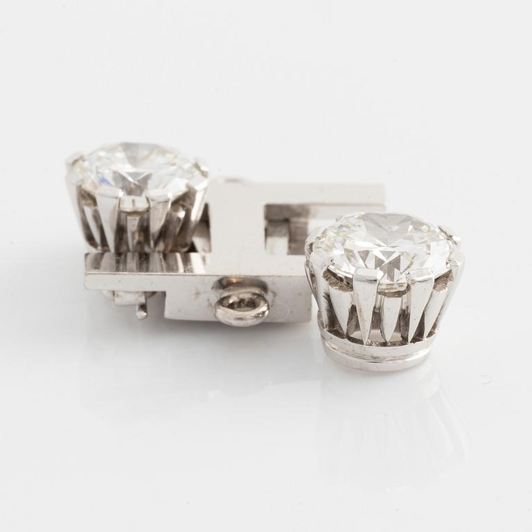 Collierlås/brosch 18K vitguld med två runda briljantslipade diamanter, i form av ett H.