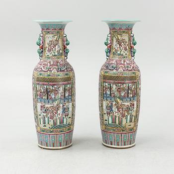 Golvvaser, ett par, Kina, 1900-tal.