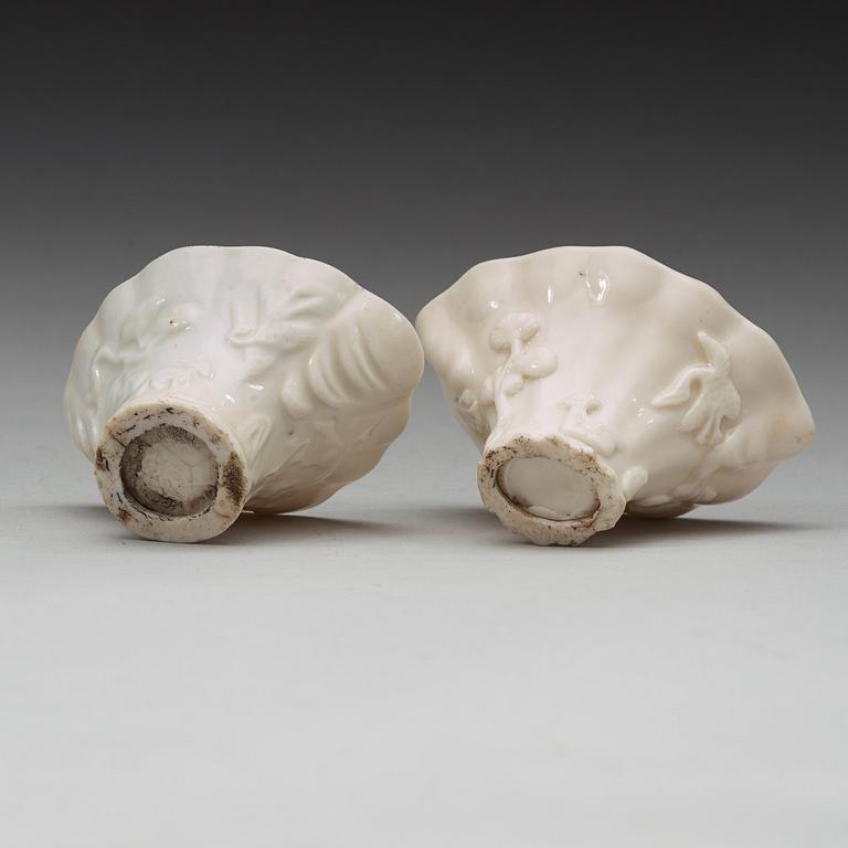 VINKOPPAR, ett par, blanc de chine. Qingdynastin, Kangxi (1662-1722).