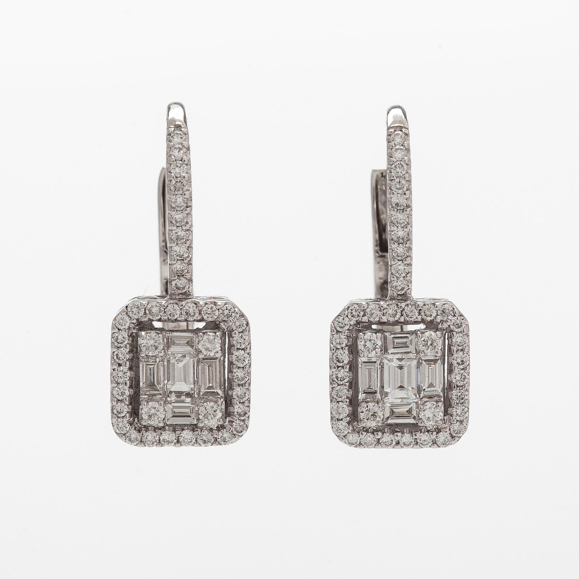 Korvakorut, 18K valkokultaa ja briljantti- ja baguettehiottuja timantteja.