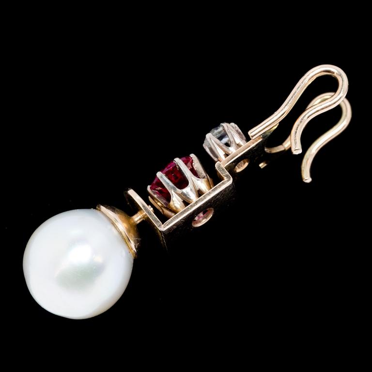 HÄNGE, guld 18K, safir, rosenslipad diamant, odlad sötvattenspärla. Vikt ca 4 gram.