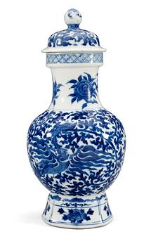 1768. A blue and white vase with cover, Qing dynasty (1644-1912), with Kangxi´s six character mark.