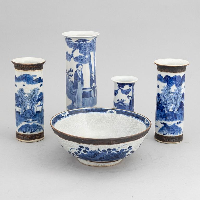 A group of Chinese blue and white porcelain vases and a bowl, 20th century.
