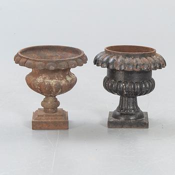 Trädgårdsurnor, 2 st, 1900-talets första hälft, gjutjärn.