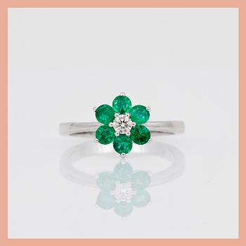 RING, 18K vitguld med briljantslipad diamant, ca 0,11 ct, och rundslipade smaragder, tot ca 0,73 ct. Tot vikt ca 3,78 g.
