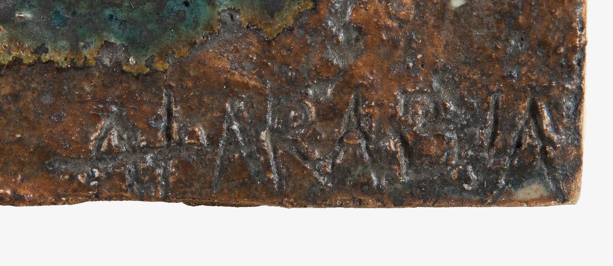 Annikki Hovisaari, reliefi, kivitavaraa, signeerattu AH ARABIA.