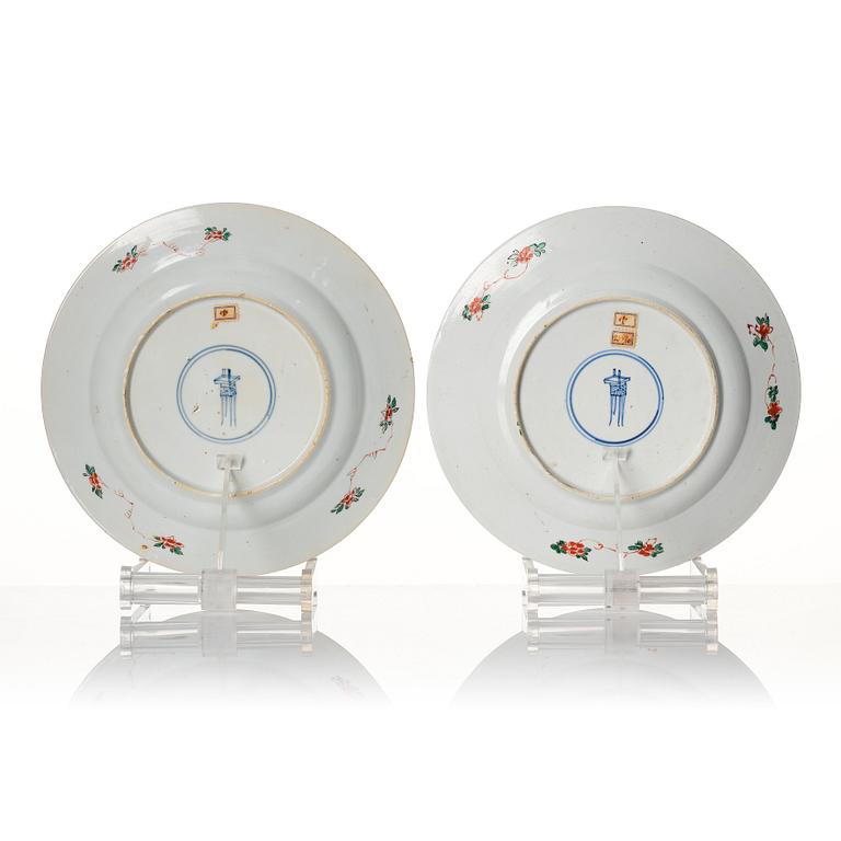 A pair of famille verte plates, Qing dynasty, Kangxi (1662-1722).