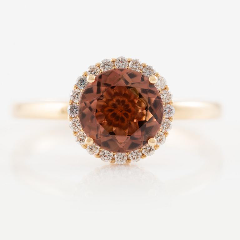 Ring in 14K gold with tourmaline and brilliant-cut diamonds.