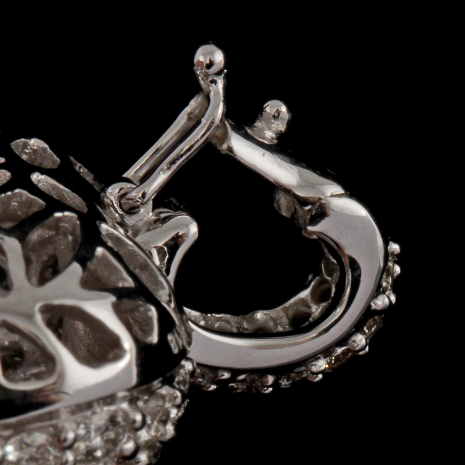 HÄNGE, 18k vitguld med 100 briljantslipade diamanter, totalt 1.73 ct. Vikt 5 g.