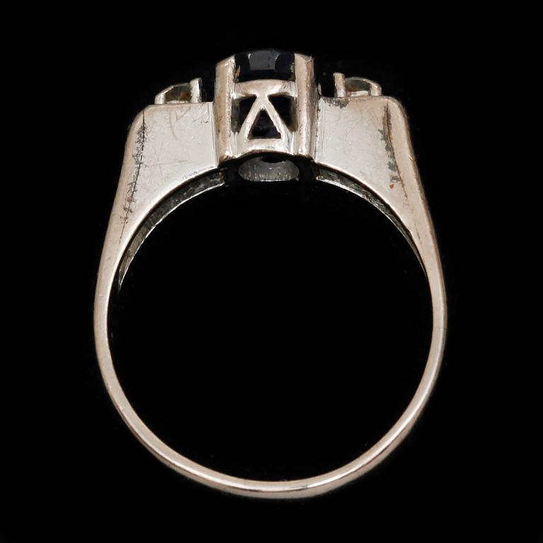 RING, stämplad 14k vitguld med briljantslipade diamanter tot ca 0,10 ct samt blå safir. Vikt 3 g.