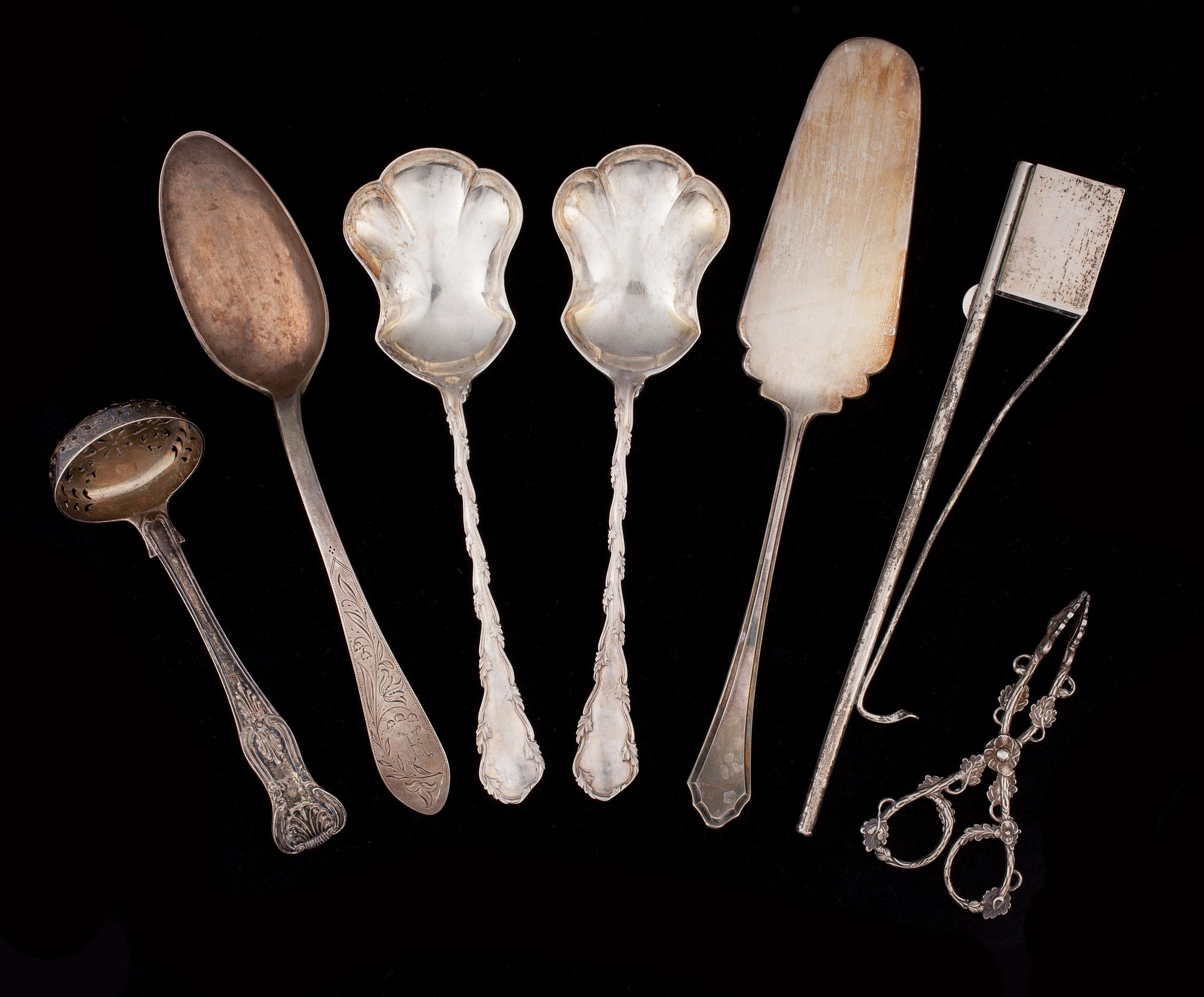 BESTICK, 35 delar, silver och nysilver, engelska, finska, ryska stämplar, 1845-1900-talets mitt. Total silvervikt 465 g.