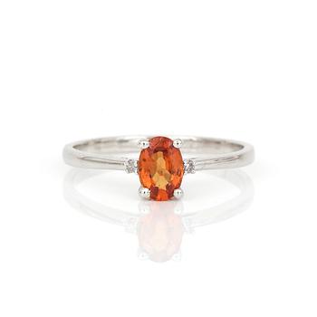 RING, 9K vitguld med ovalslipad orange safir, ca 0,44 ct samt diamanter, tot ca 0,01 ct. Total vikt ca 1,12 g.