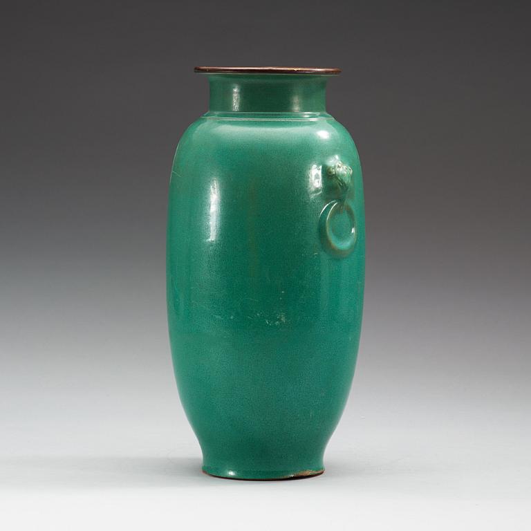 A green ge-glazed vase, Qing dynasty (1664-1912).