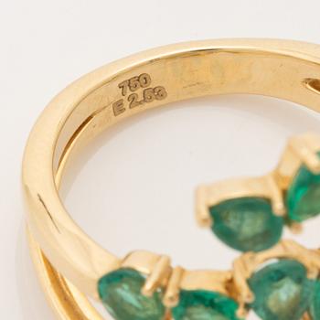 Ring med päronformade smaragder.