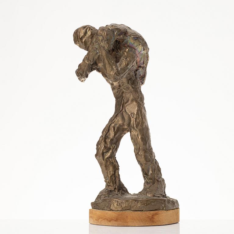 Axel Olsson, manlig gestalt med säck.