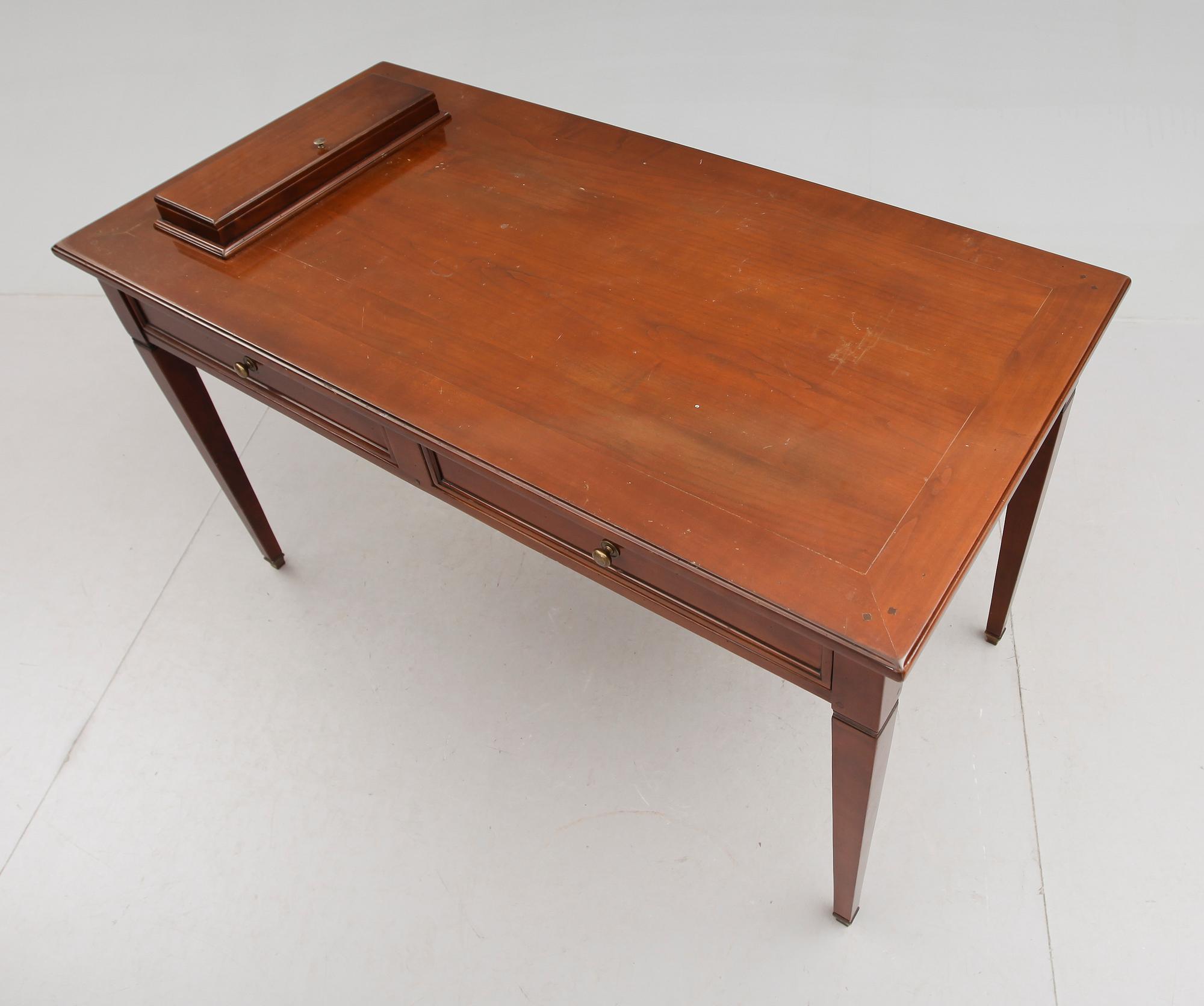 SKRIVBORD, gustaviansk stil, 1900-talets andra hälft.