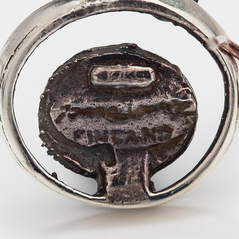 Jorma Laine, Örhängen "Mörökölli", silver. Turun Hopea, Åbo.