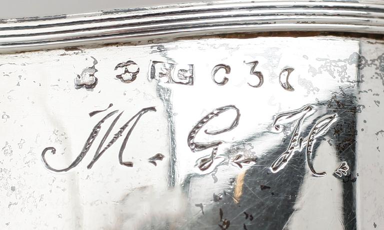 GRÄDDKANNA, silver, otydliga svenska stämplar, 1809. Vikt ca 131 gram.