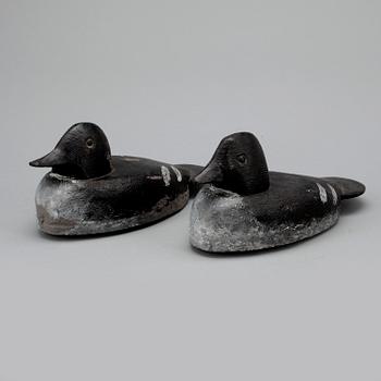 VETTAR, 2 st, målat trä, 1900-talets mitt.
