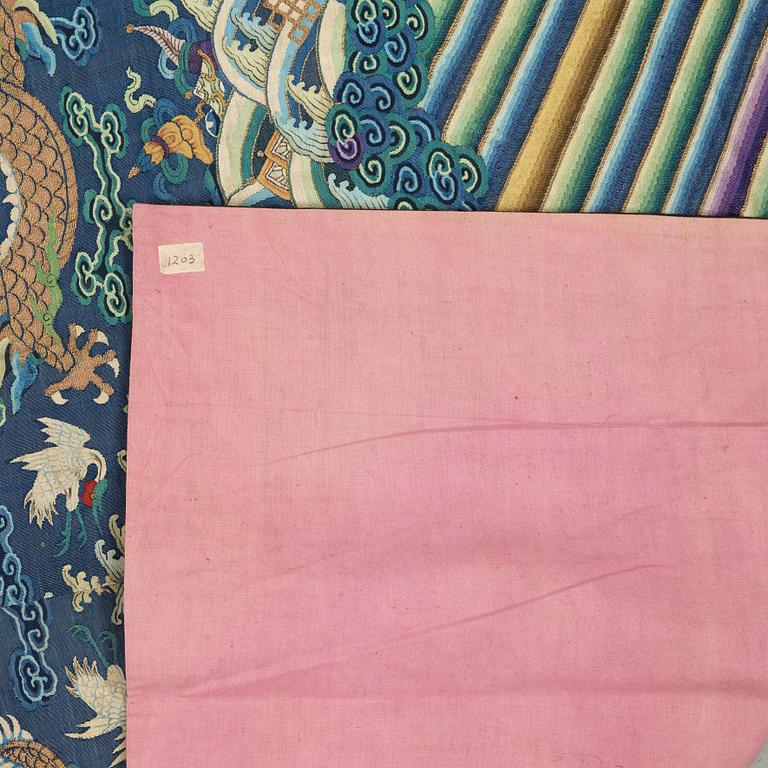 ANTIK KESIVÄVNAD (Kossu). Kina sen Qing. 185,5 x 83,5 cm.
