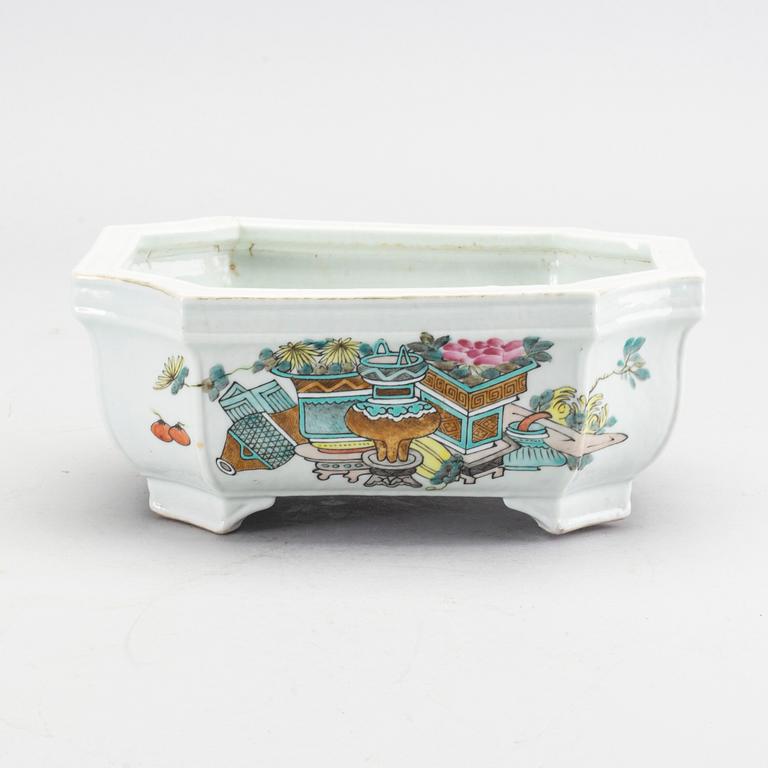 A Chinese late 19th century porcelain bowl.