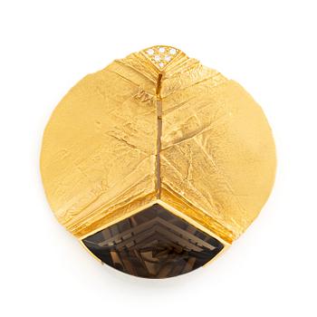 632. A brooch, 18K gold set with a fancy-cut smoky quartz and round brilliant-cut diamonds.