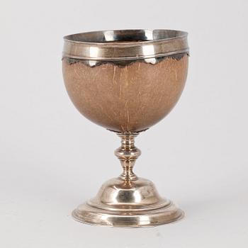 KALK, kokosnöt och silver, otydliga stämplar trol 1800-tal. totalvikt 221 gr.